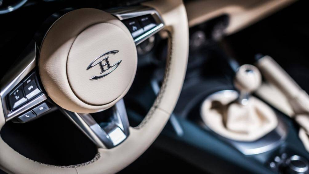 Bên trong, Hurtan Grand Albaycin có cabin mang phong cách cổ điển