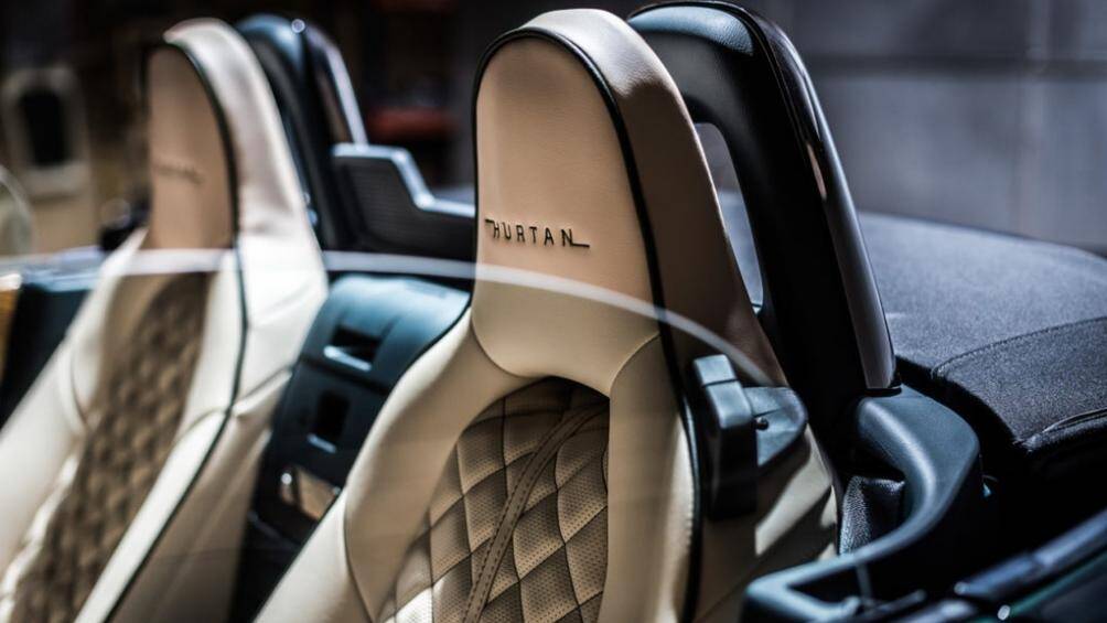 Nhiều chi tiết được bọc da màu be như ghế ngồi, bảng điều khiển, ốp cửa, cần số, vô lăng và phanh tay