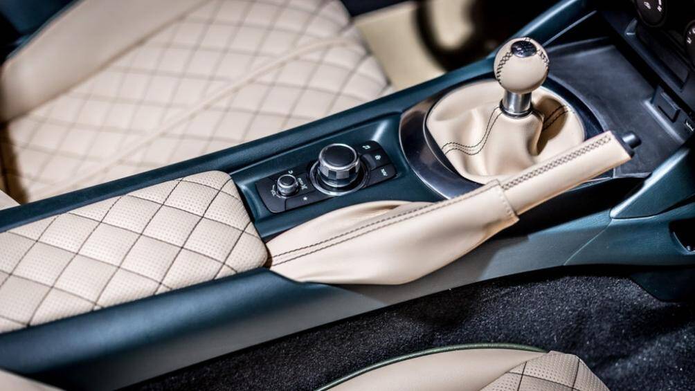 Các điểm nhấn trang trí bằng gỗ thay cho những ốp nhựa màu có trên MX-5