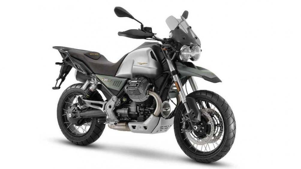 Thân xe có màu bạc mờ với các điểm nhấn màu xanh lá cây, các chi tiết sơn đen, huy hiệu đại bàng vàng và yên xe bọc da màu nâu