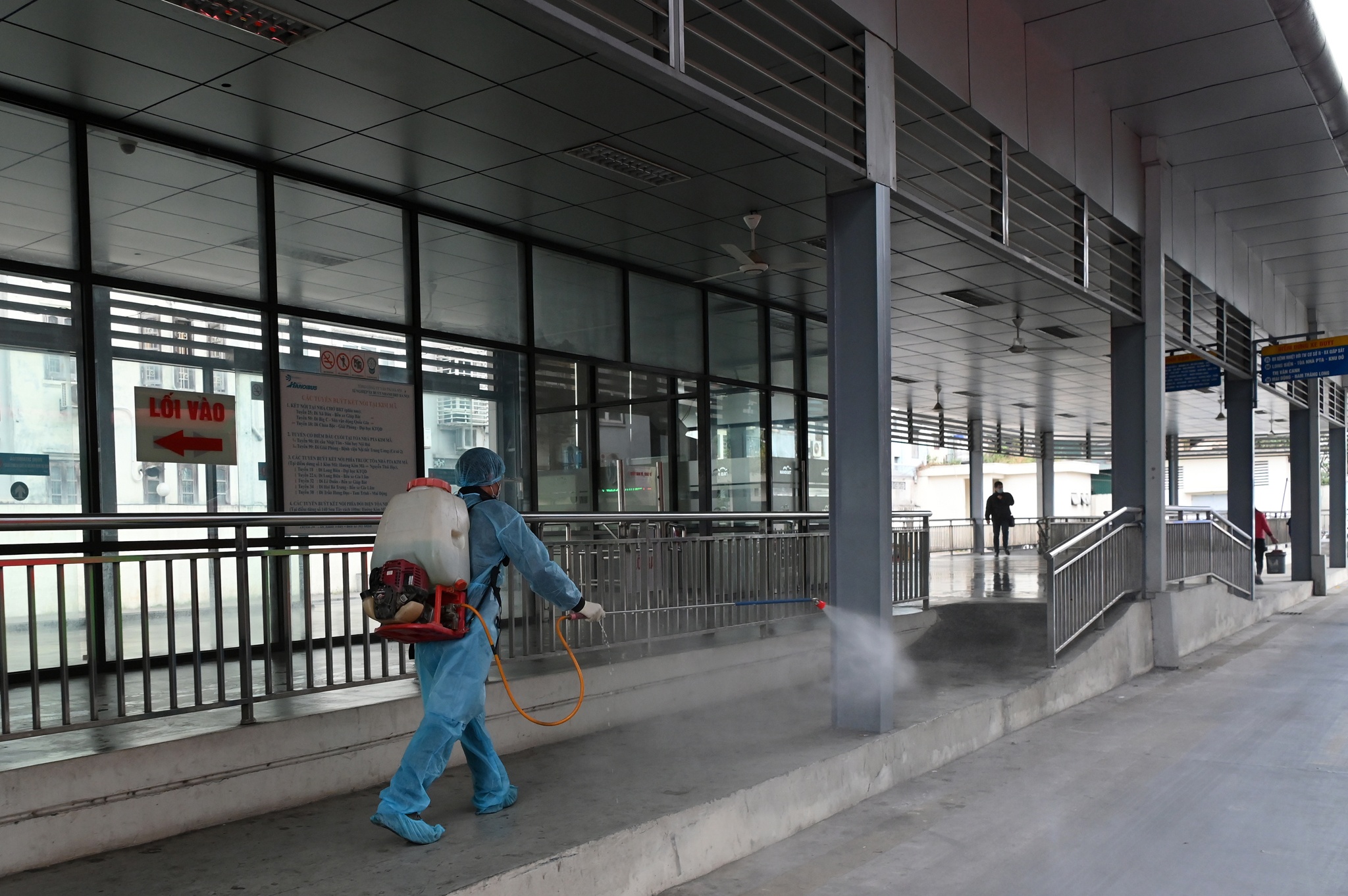 Chiều nay (28/1), Xí nghiệp xe buýt nhanh BRT (Tổng công ty Vận tải Hà Nội - Transerco) đã  tiến hành phun khử trùng phương tiện, nhà chờ nhằm tăng cường phòng chống dịch bệnh Covid-19 đang lan rộng.