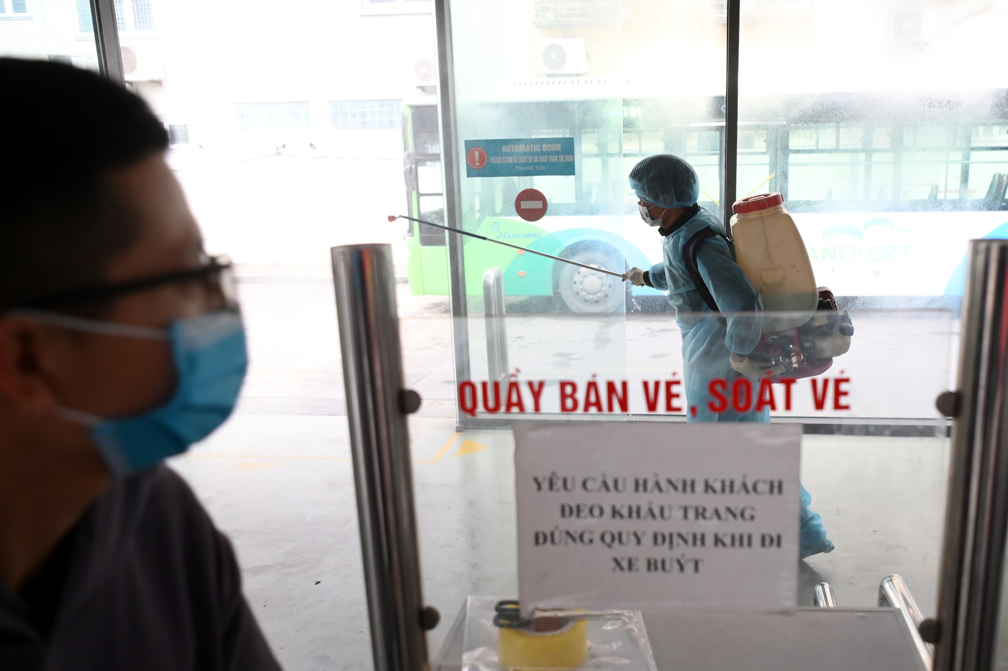 Đặc biệt, đối với hành khách không chấp hành quy định đeo khẩu trang, phòng chống dịch thì đơn vị khai thác, lái xe và nhân viên phục vụ có quyền từ chối vận chuyển.