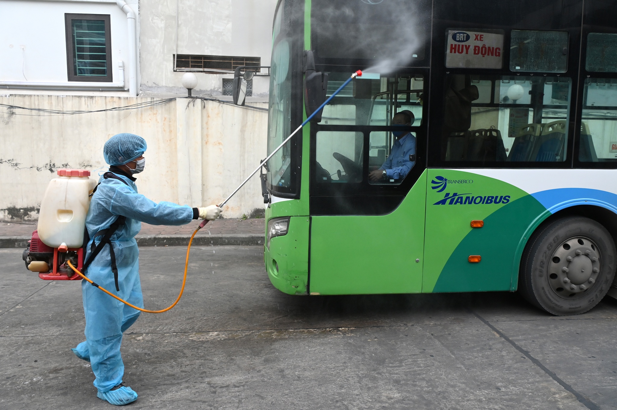 Theo Tổng Công ty Vận tải Hà Nội (Transerco), nhiều người ở Hải Dương, Quảng Ninh được xác định dương tính với Covid-19, diễn biến dịch đang có chiều hướng Covid-19 phức tạp. Các đơn vị, bộ phận được yêu cầu triển khai ngay các biện pháp phòng chống dịch trong phạm vi quản lý, tuyệt đối không chủ quan trong mọi trường hợp; quyết liệt, nghiêm túc và có trách nhiệm cao về phòng chống dịch Covid-19 trong tình hình mới.