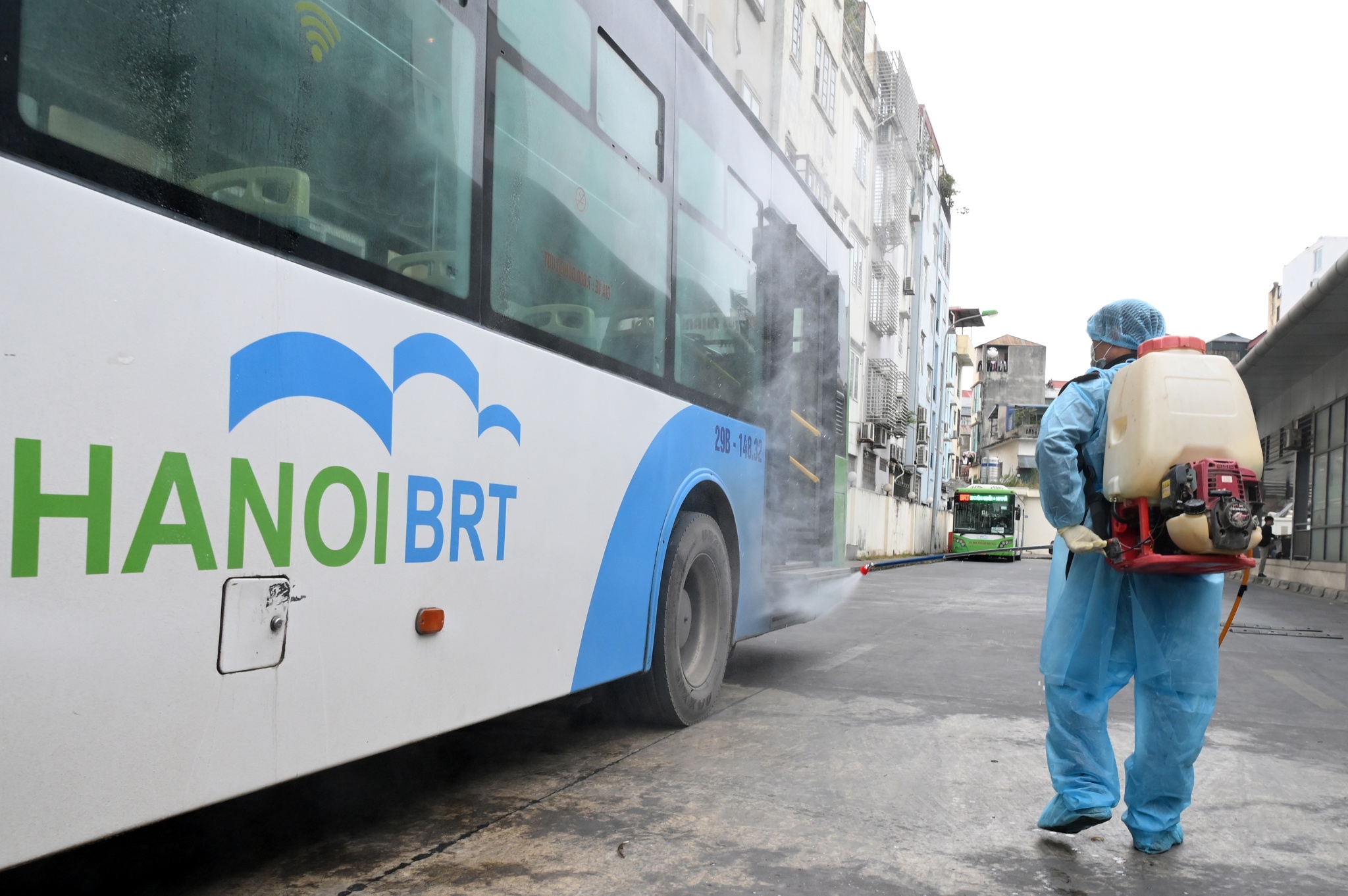 Xe buýt BRT được phun khử trùng cả bên ngoài