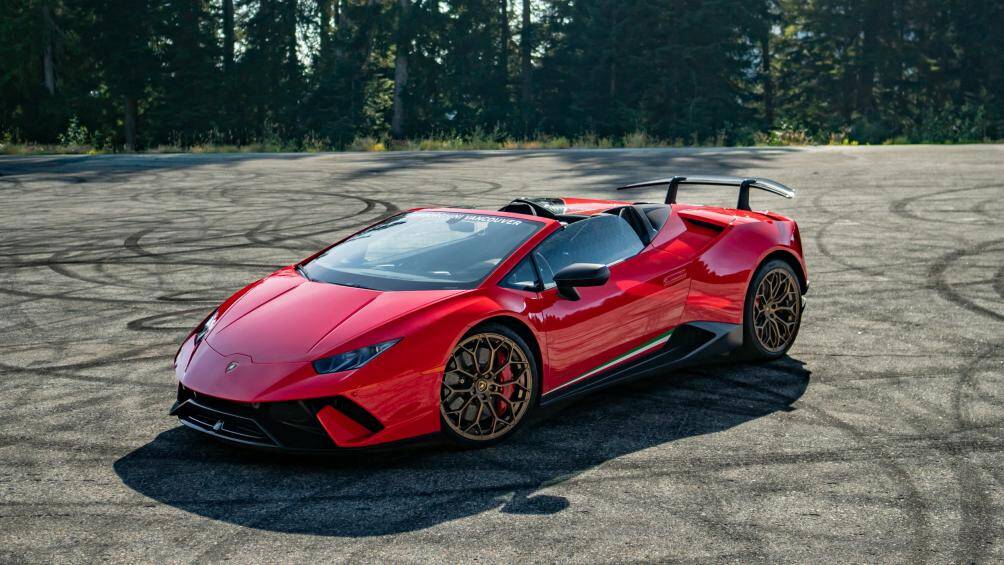 8. Lamborghini Huracan Performante Spyder (giá khởi điểm: 308.859 USD)