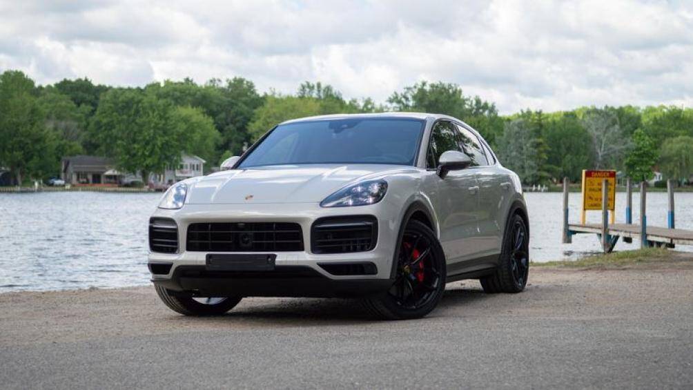 3. Porsche (2 phiên bản): Chiếc 911 bị triệu hồi vì lỗi đèn báo nguy hiểm, trong khi đó chiếc Cayenne gặp vấn đề về đường nhiên liệu