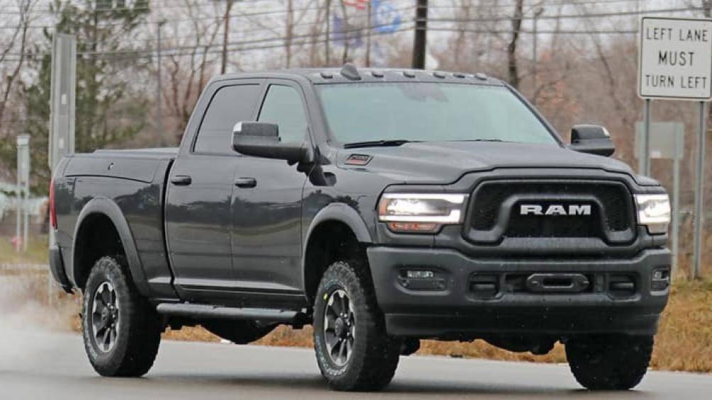 7. Dodge (2 phiên bản): Bán tải RAM gặp lỗi trong bộ tuần hoàn làm mát khí thải, Dodge Viper 2004-2006 gặp vấn đề về túi khí và dây an toàn