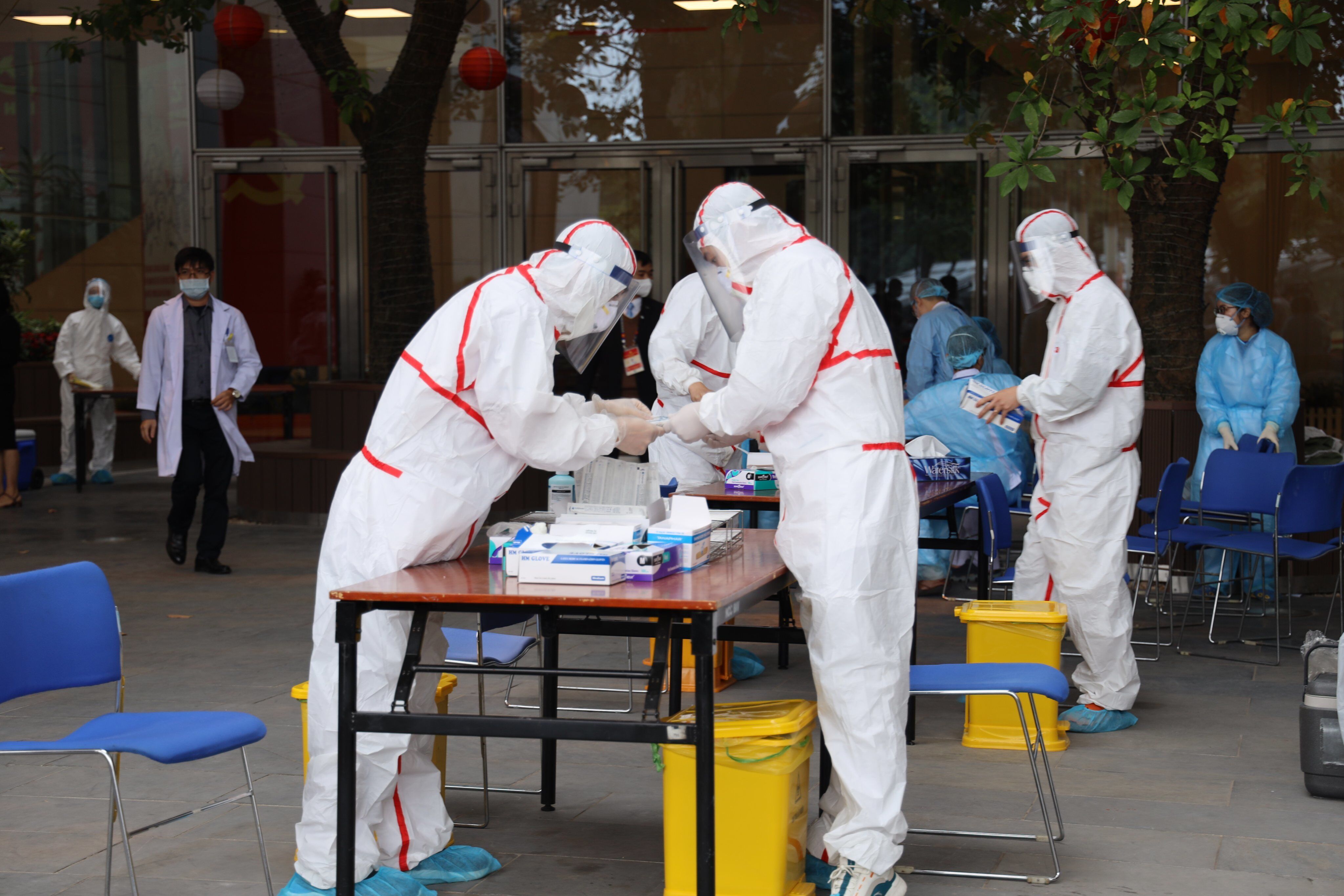 Các nhân viên y tế chuẩn bị trước khi tiến hành xét nghiệm