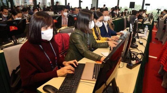 Sau khi có thông tin các ca nhiễm Covid-19 tại Hải Dương và Quảng Ninh, lãnh đạo Trung tâm báo chí phục vụ Đại hội XIII của Đảng đã khuyến cáo các phóng viên đề cao công tác phòng chống dịch, đeo khẩu trang...