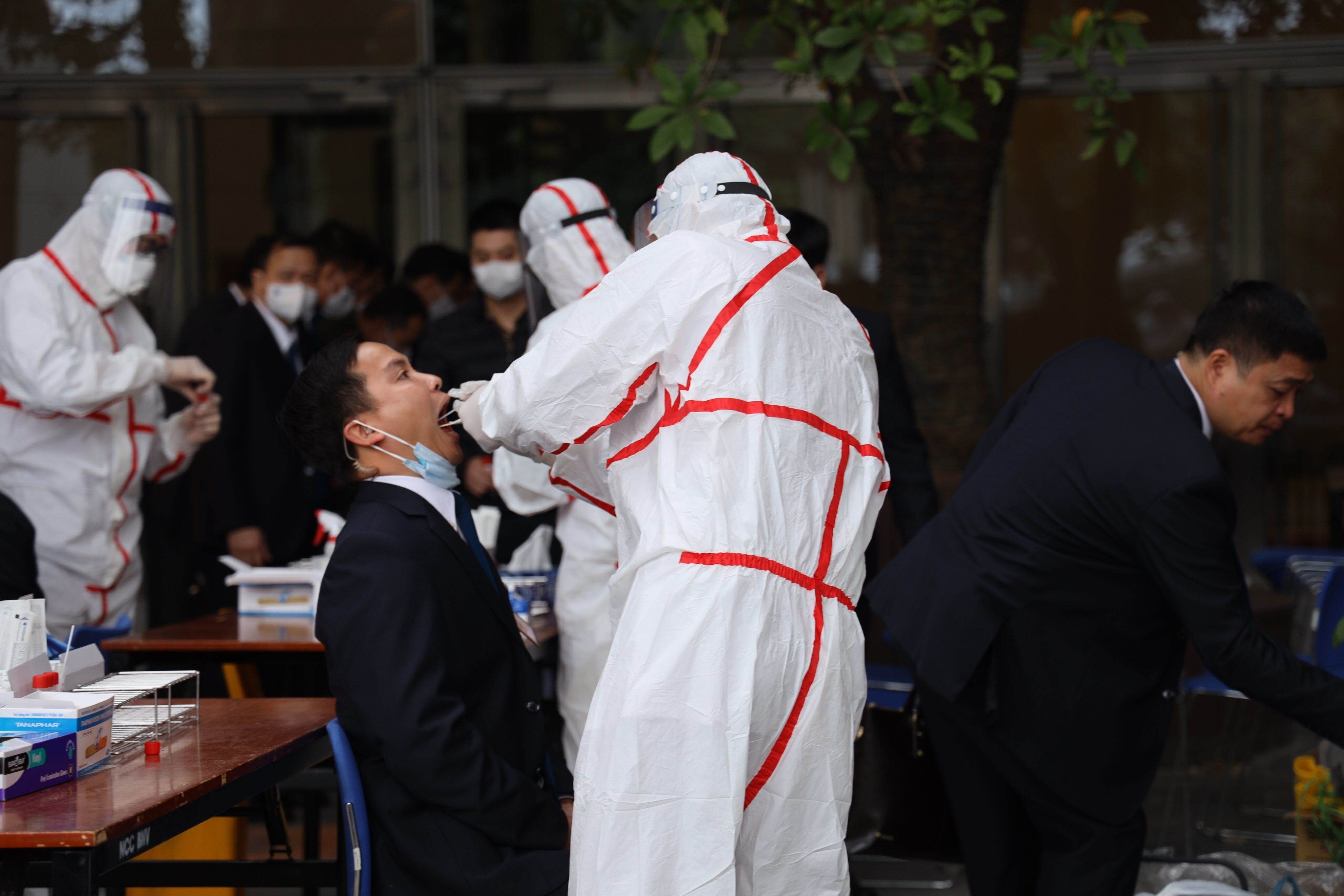 Trong chiều ngày 28/1, nhiều nhân viên phục vụ tại Đại hội XIII đã được lấy mẫu xét nghiệm Covid-19 ngay tại Trung tâm Hội nghị quốc Gia - nơi diễn ra Đại hội, sau khi tình hình dịch bệnh đang diễn biến phức tạp.