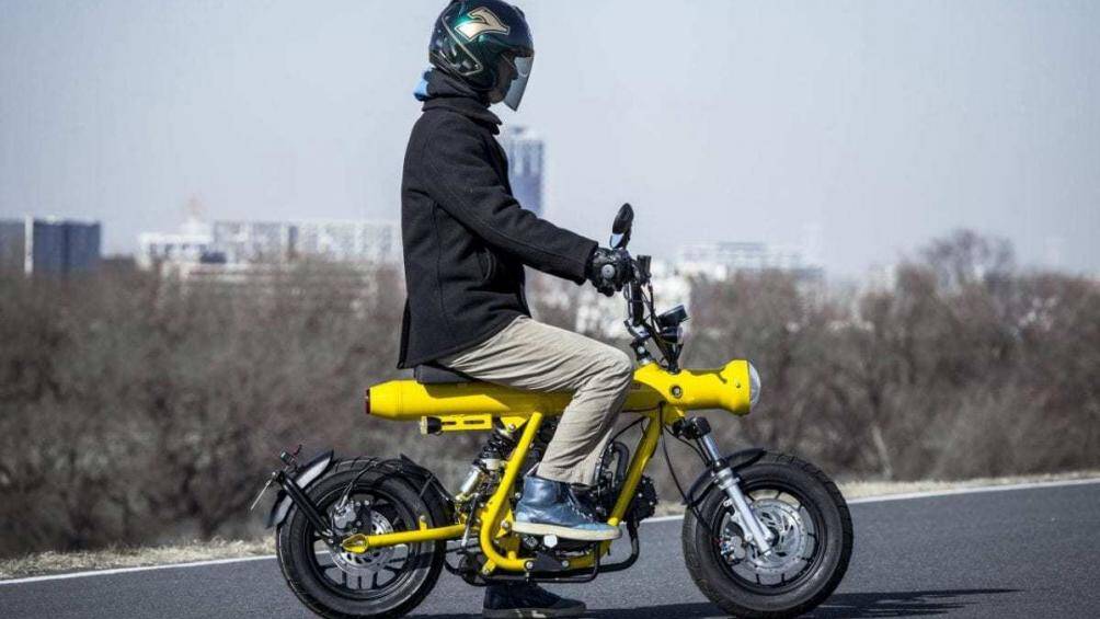 Chiếc xe hai bánh có tên đầy đủ là Phoenix Engineering Gunner 50, khung chính trông giống như một khẩu súng bazooka kéo dài từ đèn pha cho đến đèn hậu