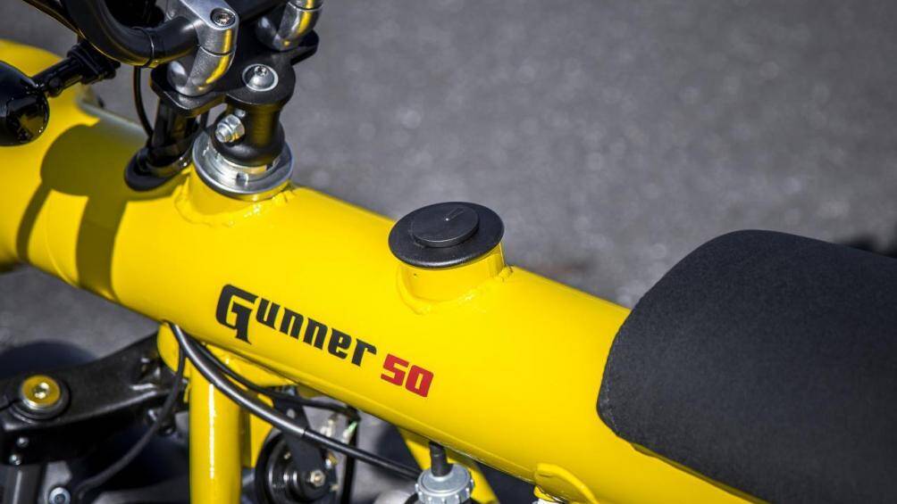 Bình xăng dung tích 4.5L được "ẩn" khá tinh tế trong thân xe