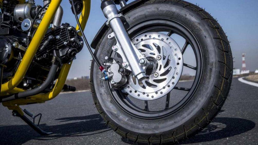 Phoenix Engineering Gunner 50 sử dụng bộ vành đúc 12 inch, được hỗ trợ bởi hệ thống phanh đĩa đơn