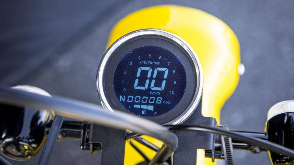 Phần đuôi xe được cắt gọt để giống với đầu đạn tên lửa. Các tính năng đáng chú ý khác bao gồm bảng đồng hồ kỹ thuật số kiểu tròn cổ điển