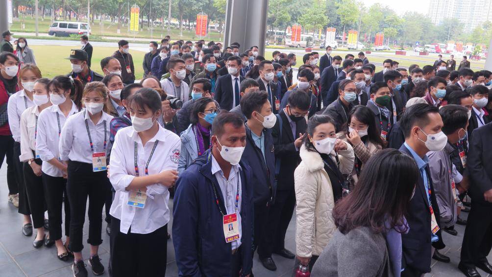 8h30 sáng nay, ngày 29/1, các cán bộ, phóng viên tác nghiệp, nhân viên phục vụ tại Đại hội thực hiện xét nghiệm Covid tại sảnh Tầng 1, Trung tâm Hội nghị Quốc gia Mỹ Đình.