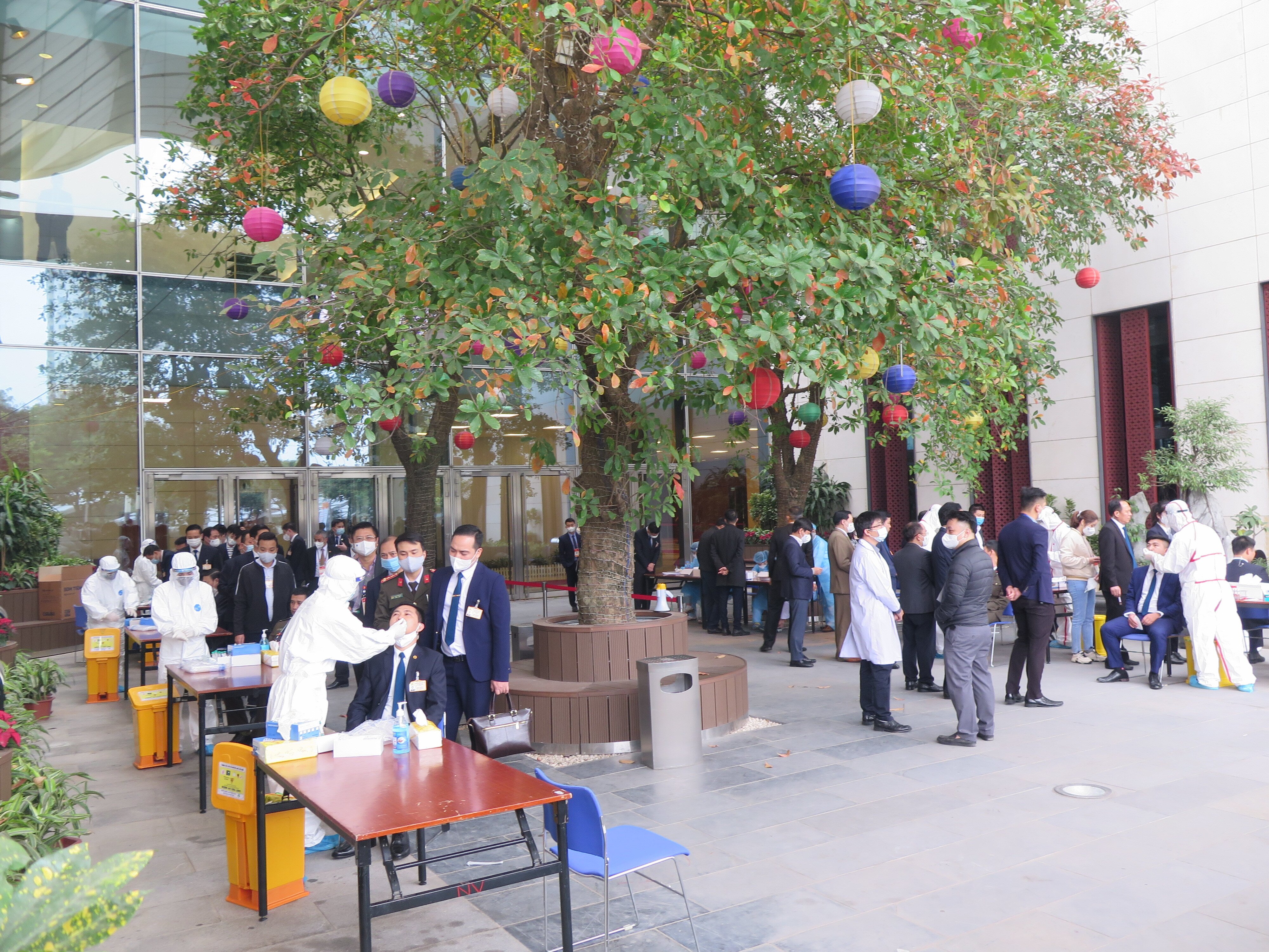 Khu vực xét nghiệm được bố trí ngay sảnh nhỏ bên phải Trung tâm Hội nghị quốc gia Mỹ Đình