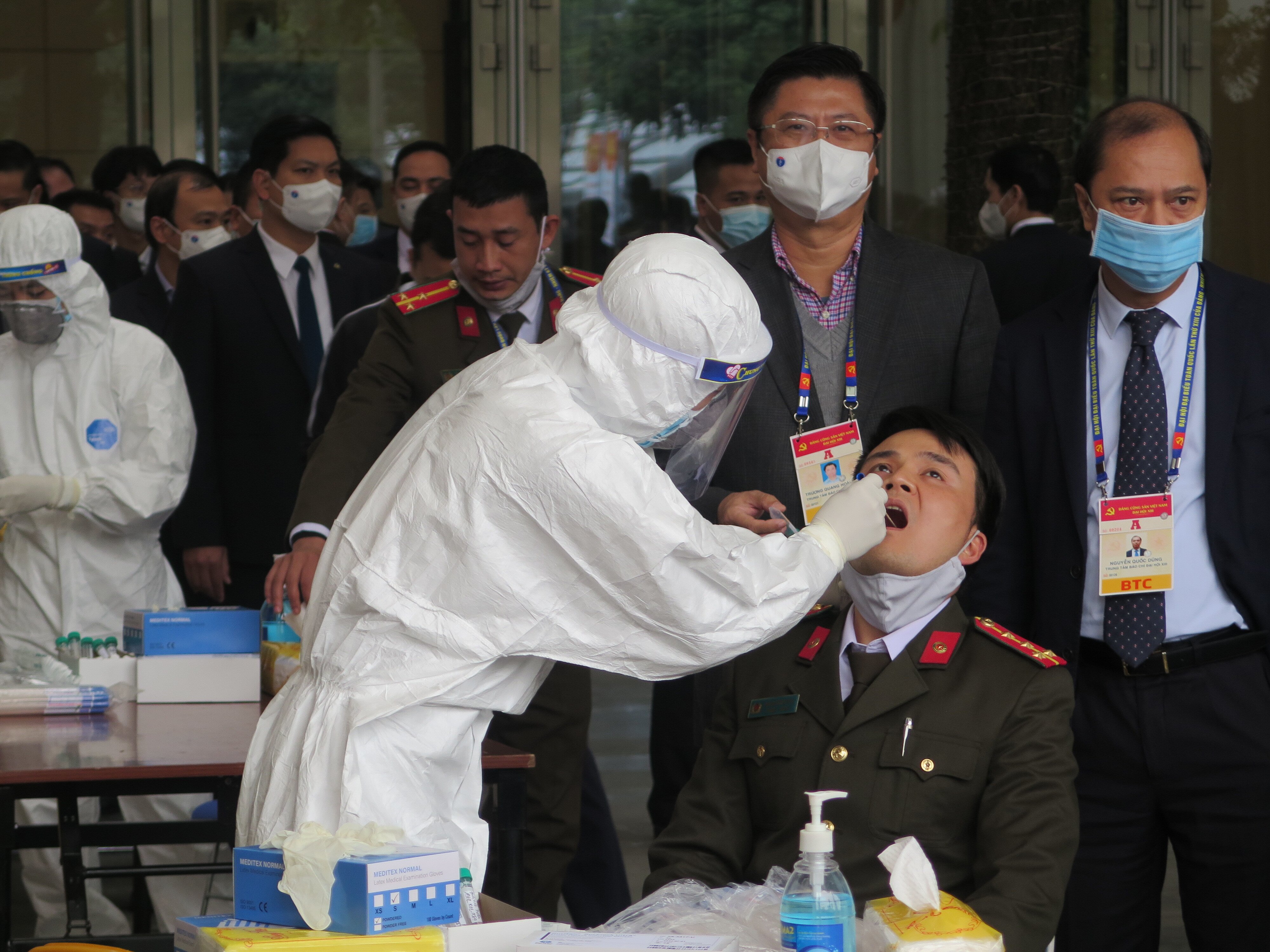 Từ khi bắt đầu Đại hội tới nay, hàng ngày sau mỗi buổi họp của Đại hội, Tiểu ban Y tế của Đại hội tiến hành phun thuốc khử khuẩn toàn bộ khu vực Hội nghị, từ Hội trường chính đến các phòng họp nhỏ, dọc hành lang và khu vực Trung tâm báo chí. Hiện có thêm những điểm rửa tay sát khuẩn đã được bổ sung.