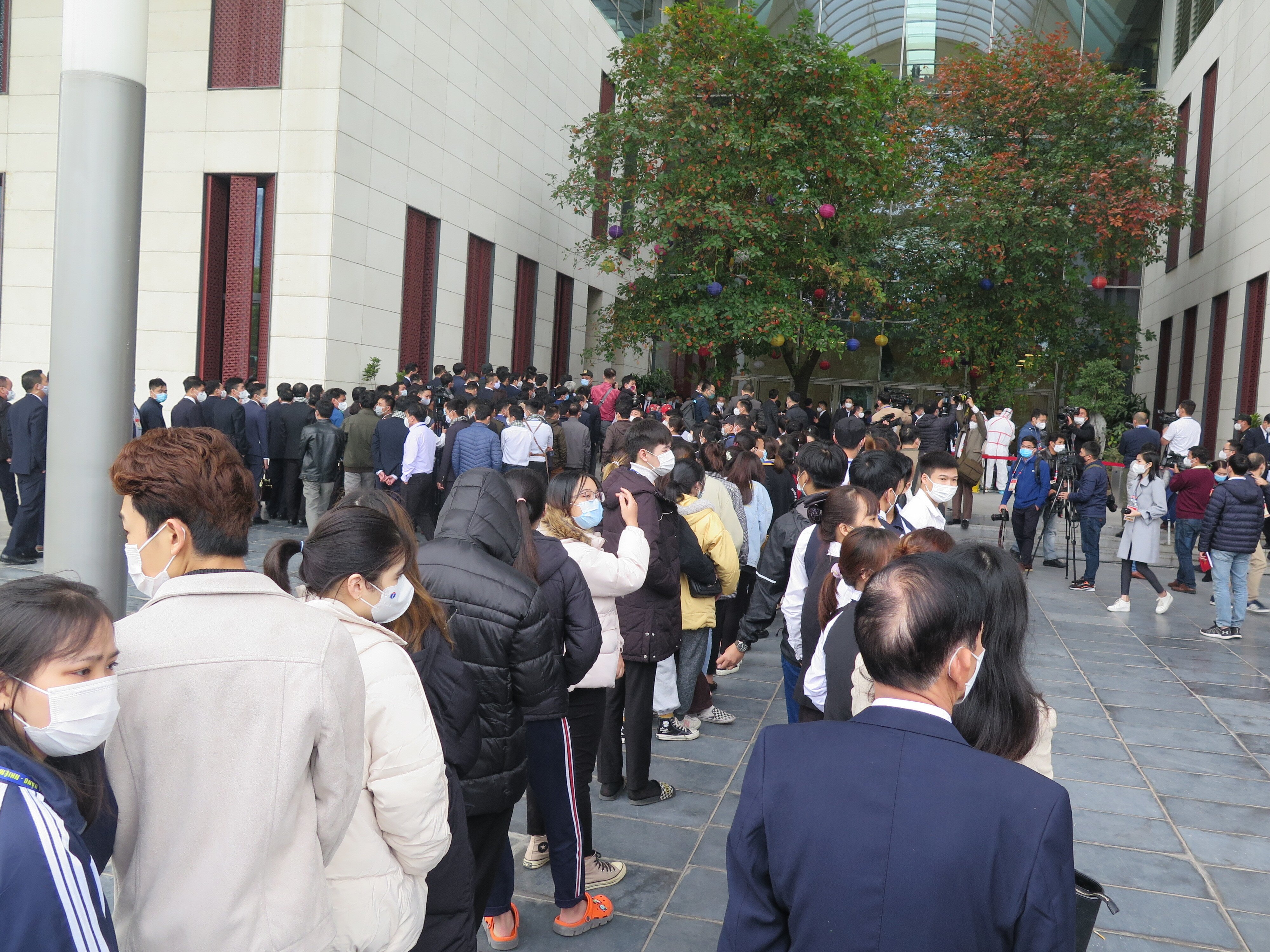 Đây là lần thứ 3, các nhân viên phục vụ và các phóng viên, biên tập viên, kỹ thuật viên tác nghiệp tại Đại hội XIII được lấy mẫu xét nghiệm Covid-19. Trước khi Đại hội diễn ra, các nhân viên và hơn 500 phóng viên báo chí đã 2 lần được xét nghiệm Covid-19. Những người có kết quả âm tính với virus mới được làm việc tại Đại hội.
Rất nhiều cán bộ, phóng viên, nhân viên phục vụ xếp hàng từ rất sớm để chờ xét nghiệm