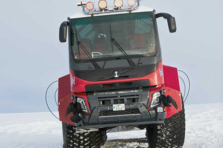 Theo một nguồn tin địa phương, chiếc xe buýt đặc biệt này được tạo ra bởi một thợ máy 59 tuổi mang tên Astvaldur Oskarsson