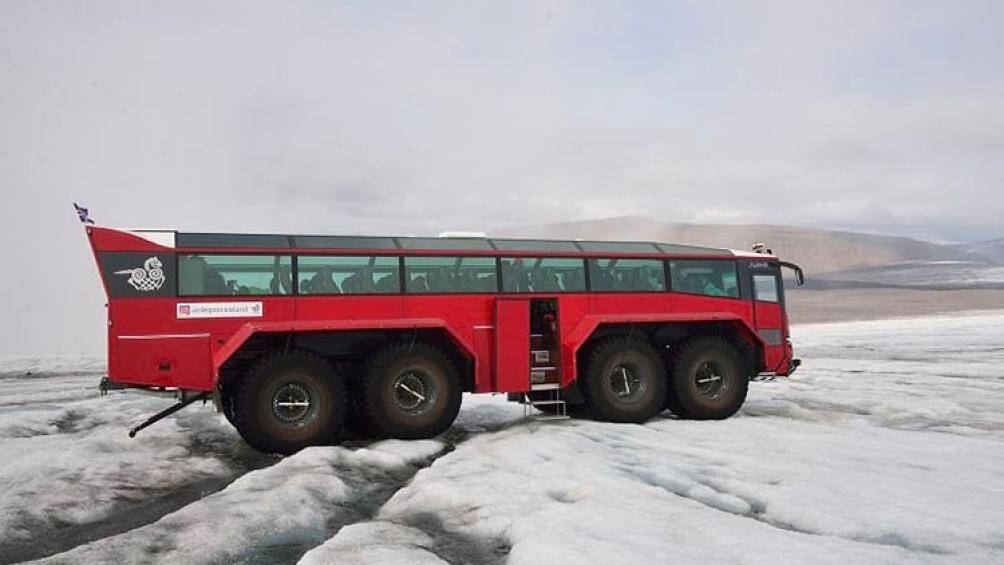 Cái tên này rất phù hợp khi chiếc xe buýt khổng lồ dài 15 mét có 8 lốp lớn giúp nó đi qua bất kỳ khe nứt nào có chiều rộng lên đến 3 mét