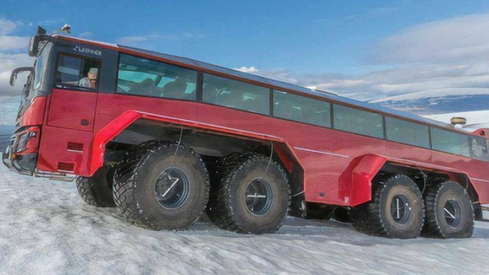 Theo trang Phys.org, chiếc xe buýt có trang bị một động cơ 850 mã lực. Nó có khả năng đạt tốc độ 60 km/h trong các tảng băng