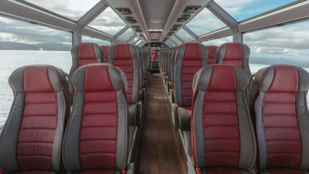 Bên trong, hành khách được tận hưởng một cabin sang trọng với ghế bọc da êm ái, sàn gỗ, các ô cửa sổ rộng, và nóc kính nhìn toàn cảnh phía trên