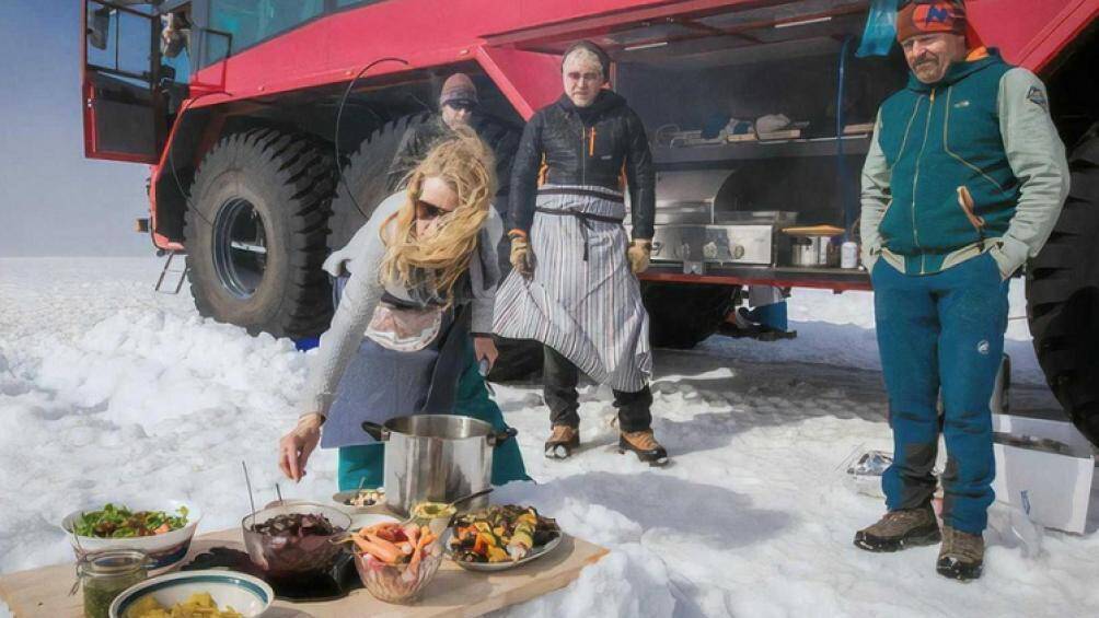 Chiếc xe buýt có chỗ chứa đồ nấu ăn và những nhu yếu phẩm khác nằm giữa các bánh xe