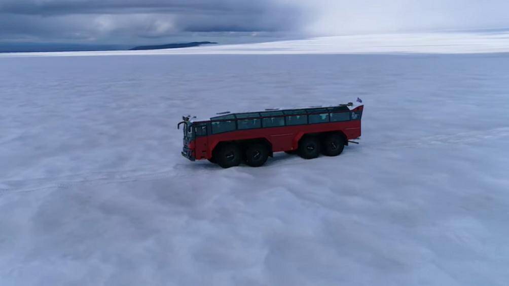 Chiếc xe buýt 8 bánh khổng lồ có tên Sleipnir này giúp hành khách có cơ hội đi qua và trải nghiệm các tảng băng hùng vĩ ở Iceland