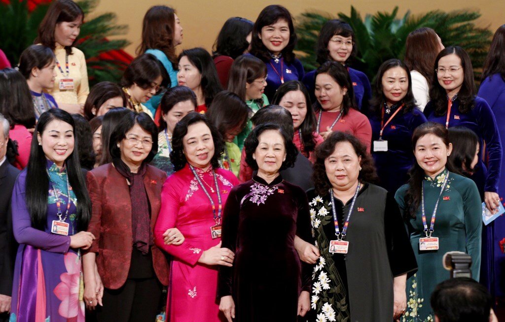 Ủy viên Bộ Chính trị, Trưởng ban Dân vận Trung ương Trương Thị Mai với các nữ đại biểu dự Đại hội XIII của Đảng.