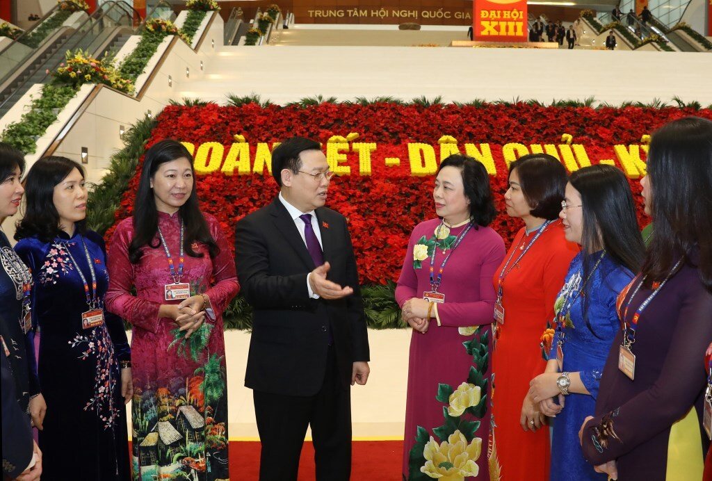 Ủy viên Bộ Chính trị, Bí thư Thành ủy Hà Nội Vương Đình Huệ trao đổi với các đại biểu nữ Đảng bộ thành phố Hà Nội dự Phiên họp chiều 27/1, ngày làm việc chính thức thứ hai của Đại hội XIII.