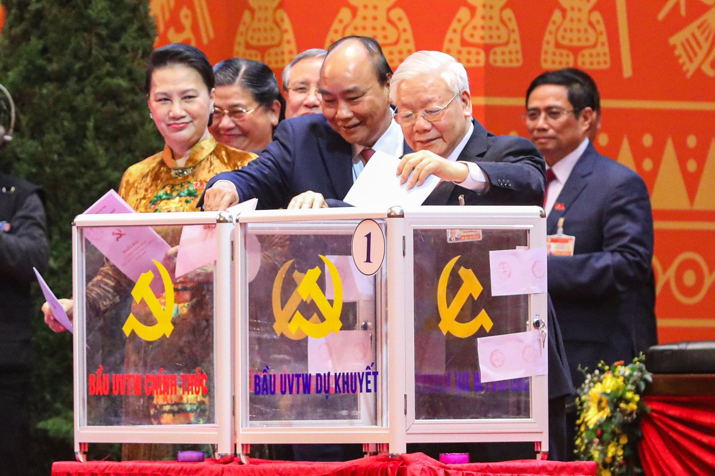 Tổng Bí thư, Chủ tịch nước Nguyễn Phú Trọng, Thủ tướng Nguyễn Xuân Phúc, Chủ tịch Quốc hội Nguyễn Thị Kim Ngân, Thường trực Ban Bí thư Trần Quốc Vượng bỏ phiếu bầu Ban Chấp hành Trung ương khóa XIII.
