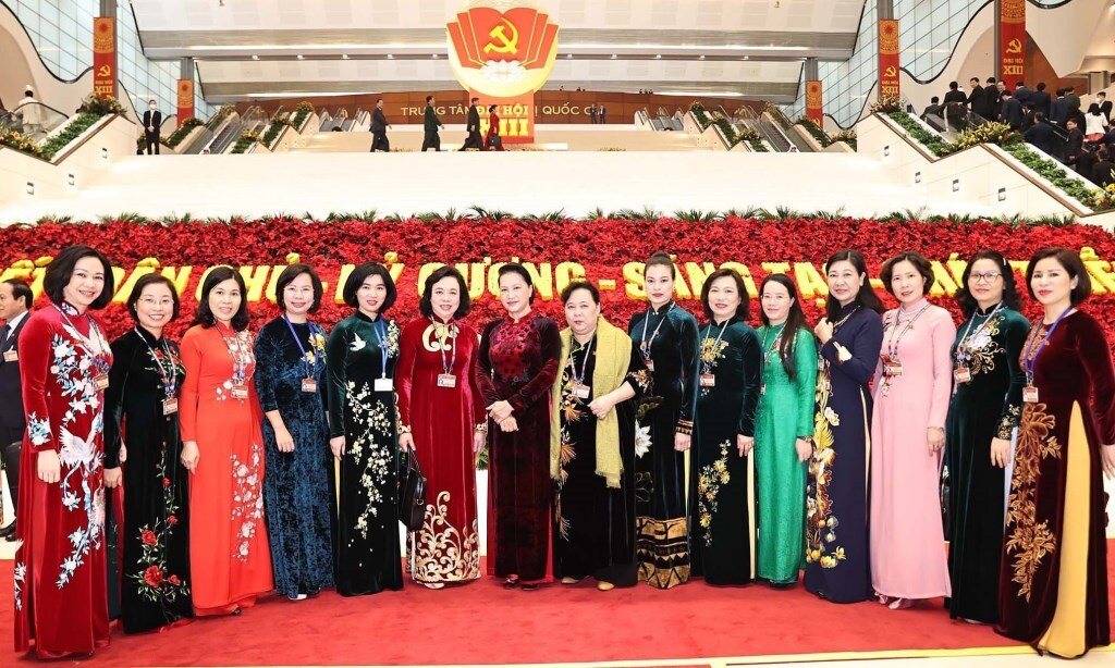 Ủy viên Bộ Chính trị, Chủ tịch Quốc hội Nguyễn Thị Kim Ngân với các nữ đại biểu Đảng bộ thành phố Hà Nội dự Đại hội XIII của Đảng