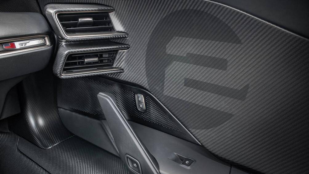 Ngoài sợi carbon màu đen mờ, Ford còn trang bị thêm cho bản này các chi tiết bằng nhôm sơn màu vàng đồng như lẫy chuyển số, ốp táp-lô và tựa đầu ghế