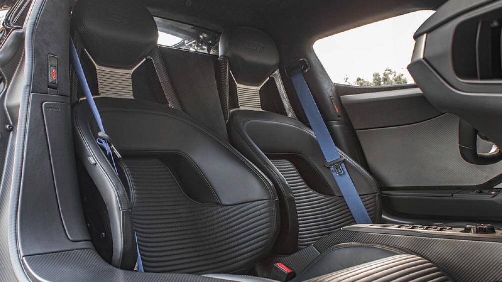 Không bọc da trơn hay Alcantara như những chiếc GT khác, bản này được bọc da theo phong cách cổ điển, kết hợp cùng chỉ khâu màu đen