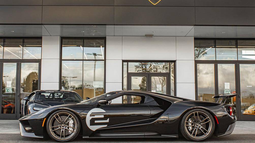 Ẩn bên trong là bộ phanh hiệu năng cao của Brembo với đĩa phanh bằng gốm – sợi carbon và cùm phanh màu bạc, hệ thống ống xả của Akrapovic