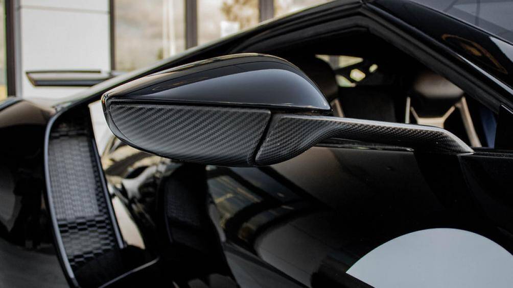 Ở phần dưới thân xe cũng như ốp gương, chân gương đều được làm bằng sợi carbon. Đường kẻ sọc bạc sẽ được tô điểm bằng logo số 2 của chiếc GT40 MkII