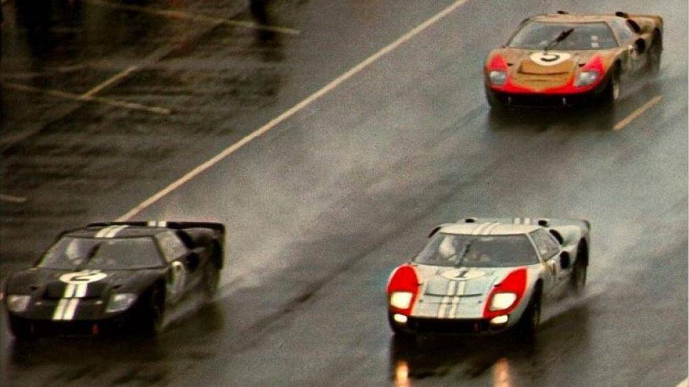 Khoảnh khắc ba chiếc Ford GT40 MkII cán đích tại Le Mans 1966