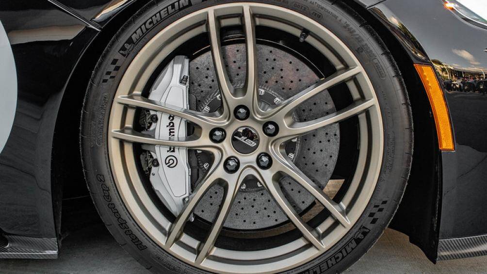 Một chi tiết khác cũng được lấy cảm hứng từ chiếc xe đó là bộ mâm xe năm chấu kéo sơn màu vàng đồng nhạt