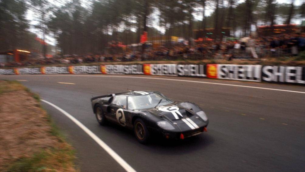 Ford GT40 MkII số 2 của đội đua Shelby American, cầm lái bởi Bruce McLaren và Chris Amon