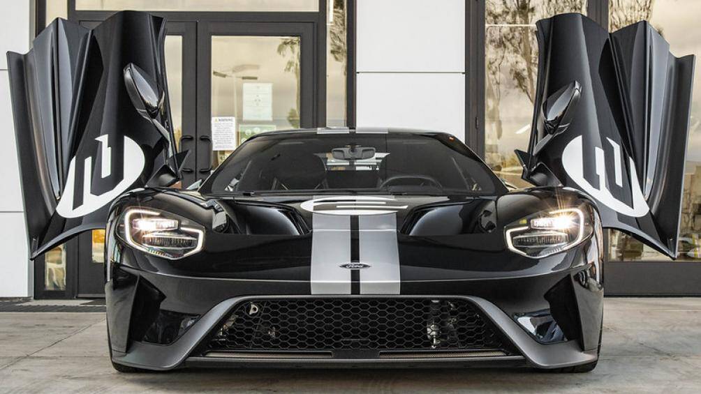 Chiếc Ford GT Heritage Edition thuộc đời 2017 này với màu trắng, cam và đen, lấy cảm hứng từ chiếc GT40 MkII giành chiến thắng Daytona 24h năm 1966