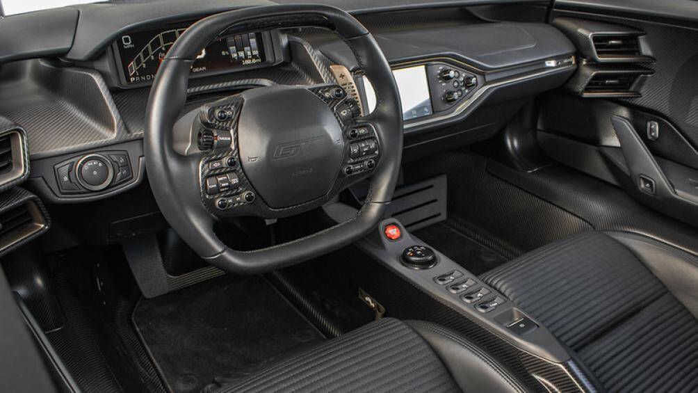 Bên trong, khoang lái đặc biệt của chiếc Ford GT Heritage Edition này được bọc da màu đen và ốp các chi tiết bằng sợi carbon