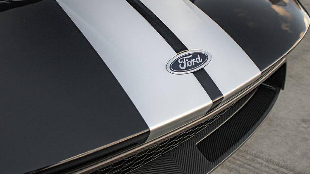 Ford GT 2017 Heritage Edition sở hữu ngoại thất sơn màu đen bóng (Shadow Black) với đường kẻ sọc kép màu bạc chạy dọc thân xe