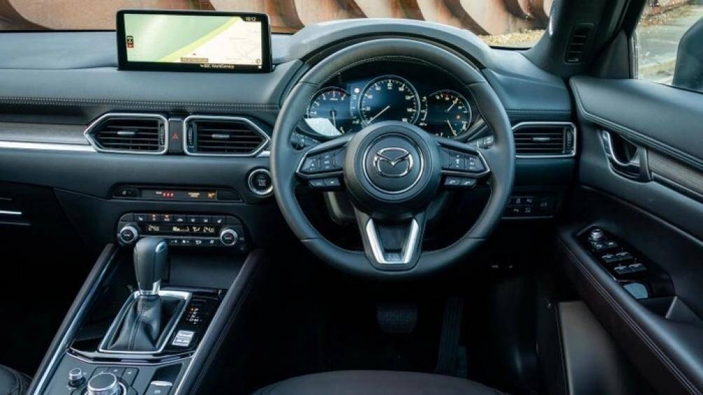 Màn hình được nâng cấp cũng cho phép chủ sở hữu sử dụng ứng dụng MyMazda như: khóa cửa từ xa, công cụ tìm xe, GPS