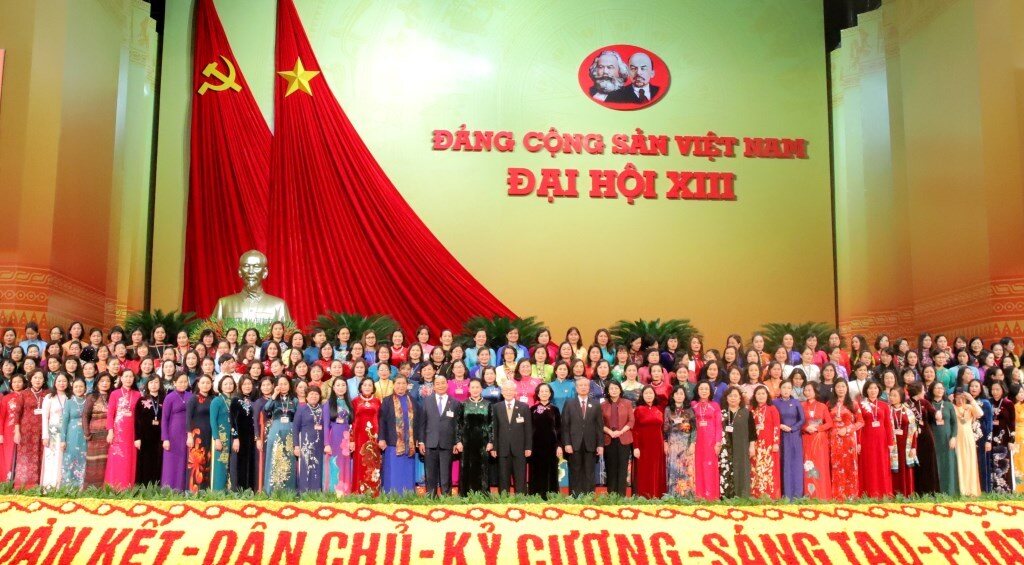 Tổng Bí thư, Chủ tịch nước Nguyễn Phú Trọng; Ủy viên Bộ Chính trị, Thủ tướng Chính phủ Nguyễn Xuân Phúc; Ủy viên Bộ Chính trị, Chủ tịch Quốc hội Nguyễn Thị Kim Ngân; Ủy viên Bộ Chính trị Thường trực Ban Bí thư Trần Quốc Vượng cùng các đồng chí Đoàn Chủ tịch chụp ảnh lưu niệm với đại biểu nữ tham dự Đại hội XIII của Đảng.