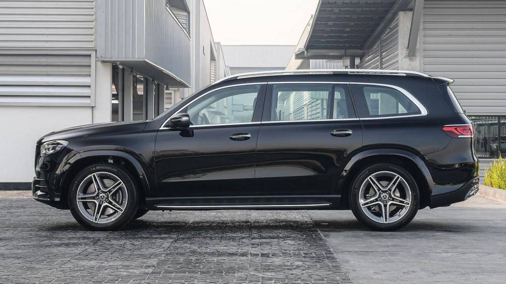 Ngoài ra, cụm đèn hậu full LED cùng bộ la-zăng 21 inch hợp kim AMG 5 chấu kép. GLS 350d cũng trang bị cửa trời chỉnh điện toàn cảnh