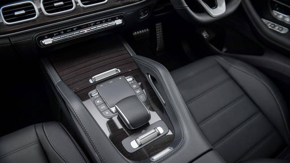 Hệ thống âm thanh vòm Harman 14 loa với công suất 830 W, hàng ghế thứ 2 cũng được tích hợp tính năng chỉnh điện