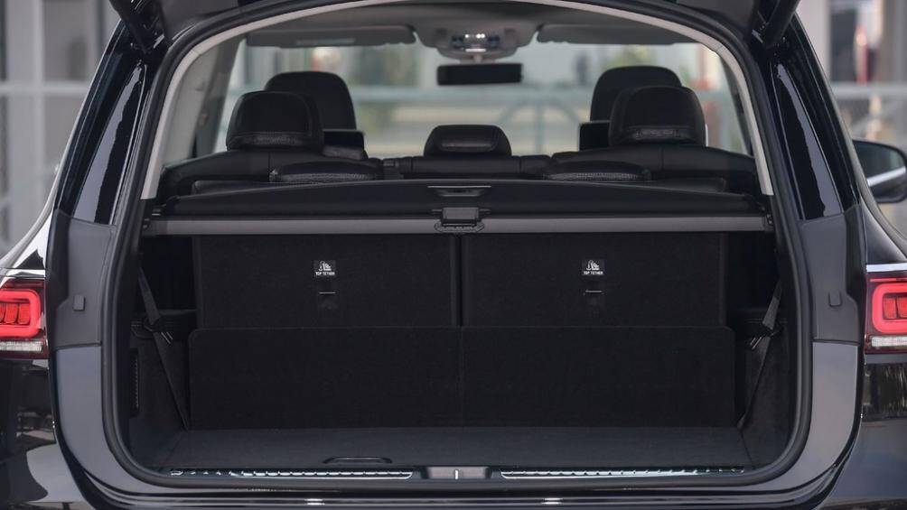 Bảng điều khiển trung tâm được ốp gỗ Popler hoặc Eucalyptus nâu bóng, sức chứa tối đa khoang hành lý lên đến 2400L