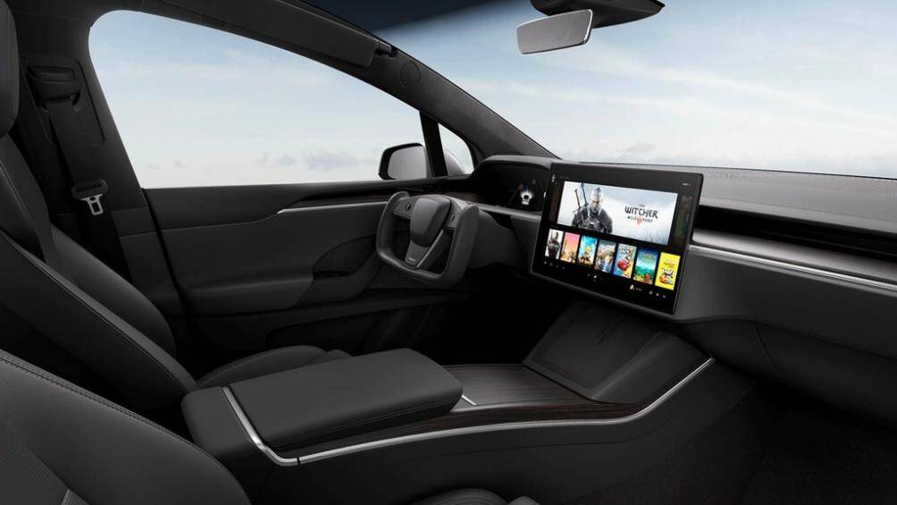 Thay đổi đáng chú ý đầu tiên trong nội thất chính là màn hình cảm ứng dọc trên những mẫu Sedan và SUV đã xoay thành ngang giống Model Y và Model 3