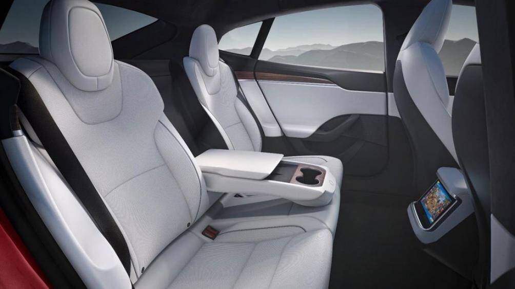 Tesla đã loại bỏ phiên bản Performance của Model S và thay bằng bản Plaid cùng Plaid Plus, có phạm vi hoạt động 660km, công suất 1.100 mã lực