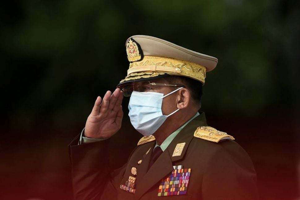 Quân đội Myanmar tiến hành cuộc đảo chính chống lại chính phủ được bầu một cách dân chủ của người từng đoạt giải Nobel hòa bình Aung San Suu Kyi (trong ảnh là ông Min Aung Hlaing).